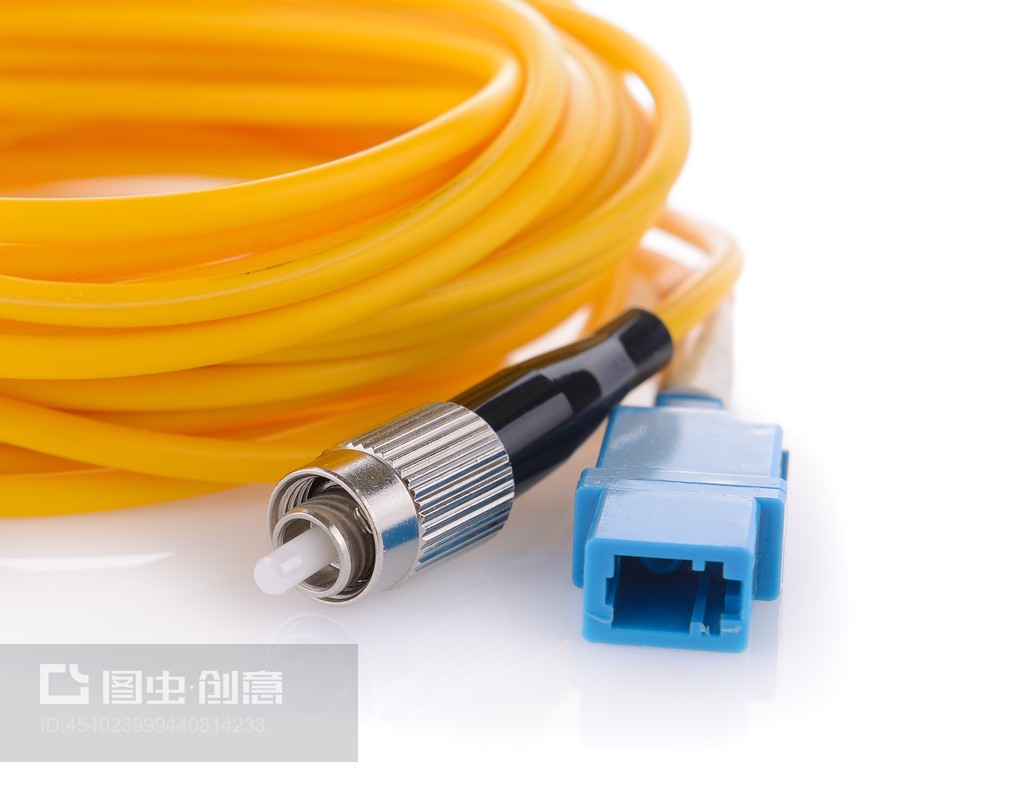 白色背景的光纤连接器Fiber optic connectors on white background